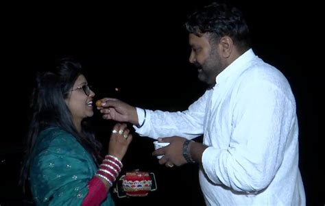 Karwa Chauth 2022 देशभर में सुहागिनों ने चांद देखकर खोला करवा चौथ व्रत