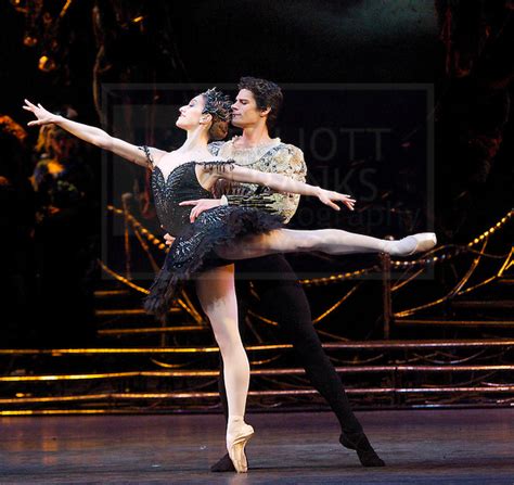 Marianela Nunez and Thiago Soares in the Black Swan pas de deux from ...