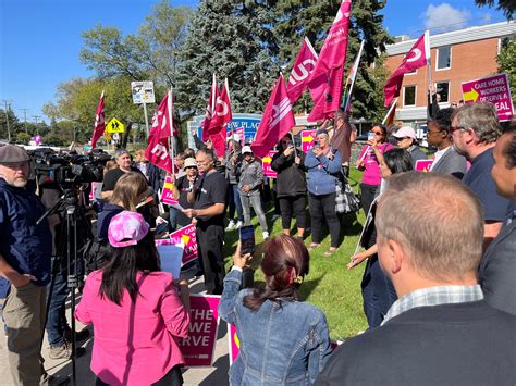 Long Term Care Workers Rally At Extendicare S Oakview Place In Winnipeg