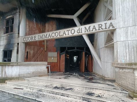 Foto Video Un Incendio Distrugge Il Villaggio Don Bosco A Formia