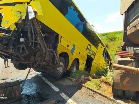 JD1TV AGORA Acidente duas carretas e ônibus termina em morte na BR