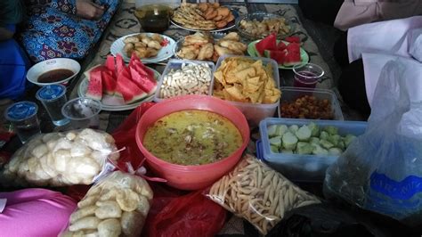 Astin Astanti Menyiapkan Menu Arisan Padangan Membuat Anggota Arisan