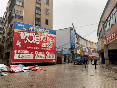 行动！京山一大型广告牌安全隐患大，拆了康龙问题人员