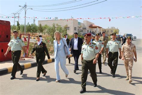 مساعد رئيس هيئة الأركان يلتقي وزيرة الدفاع الهولندية دقيقة اخبار