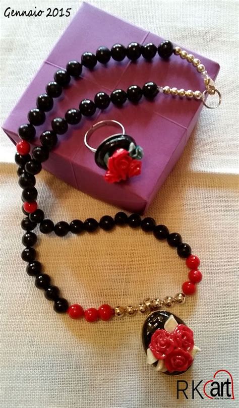 Collana Elegante Realizzata Con Perline Nere Tocchi Di Rosso E