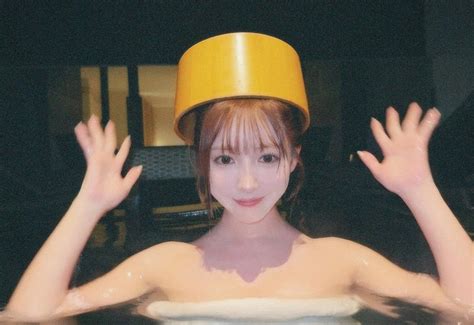 Hot girl quấn khăn tắm nhô người lên khỏi mặt nước khoe body