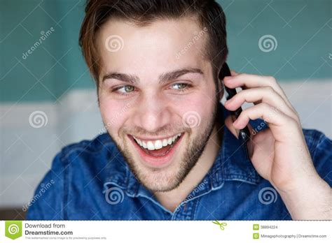 Homem Novo Atrativo Que Fala No Telefone Foto De Stock Imagem De