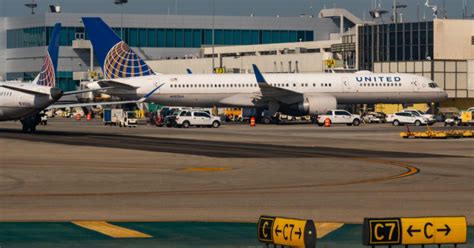 Un avión Boeing de United Airlines pierde una rueda tras despegar de