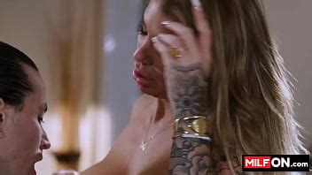 Impresionante MILF Rubia De Grandes Tetas Cubierta De Tatuajes Sensuales Chupa Una Polla Enorme