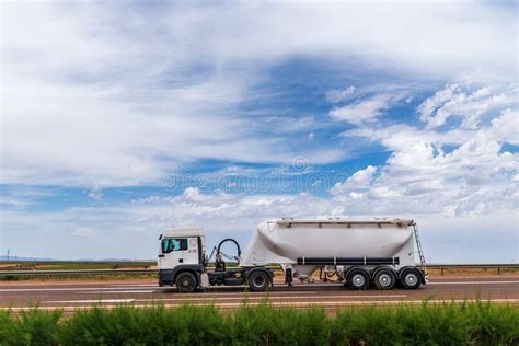 Camión Cisterna Para El Transporte De Cemento a Granel Que Circula Por