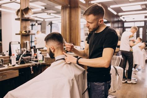 Homme Dans Un Salon De Coiffure Pour Coiffeur Et Coupe De Barbe Photo