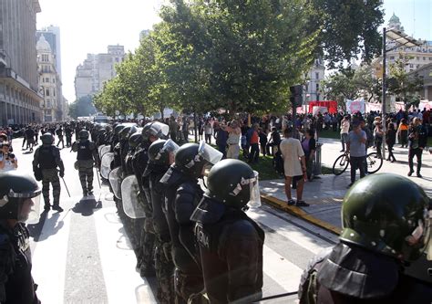 Enfrentamiento En La Marcha Piquetera Entre Los Manifestantes Y La