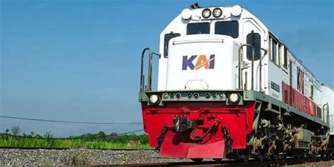 Pt Kai Divre Sumut Lakukan Pembersihan Rel Kereta Keselamatan Jadi