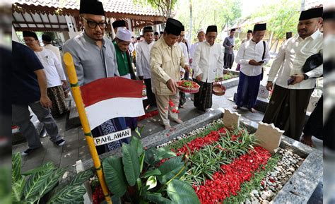 Kunjungi Ponpes Tebuireng Prabowo Ziarah Ke Makam Tokoh Tokoh Nu