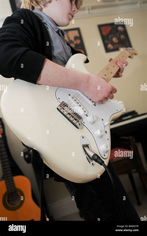 El Guitarrista Tocando Una Fender Stratocaster Color Crema Con Un Piano