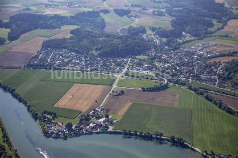 Viecht von oben Ortsansicht am Rande von Feldern Wiesen und Wäldern