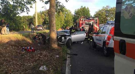 Roma Schianto A Folle Velocit Contro Un Albero Grave Ragazza