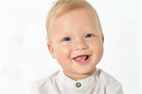 Feche O Retrato De Um Lindo Menino Fofo Foto Premium