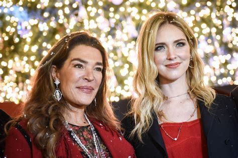 Galleria Chiara Ferragni Accende L Albero Di Natale Swarovski FOTO