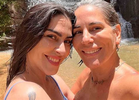 Cleo E Gl Ria Pires Posam Juntas De Biqu Ni Em Cachoeira Tal M E Tal