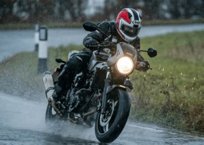 Cómo conducir la moto en lluvia