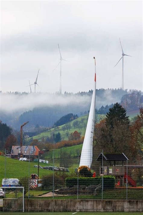 Energieversorger Transportiert Riesigen Windfl Gel Im Schwarzwald