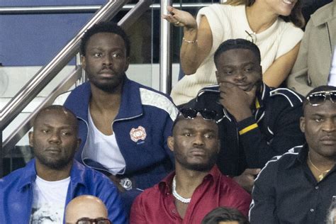 Photo Dadju et son frère People assistent au match aller de la