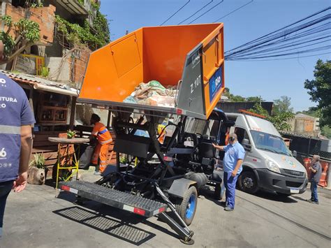 Comlurb Come A Coleta Domiciliar Novo Trator Em Comunidades Do Rio