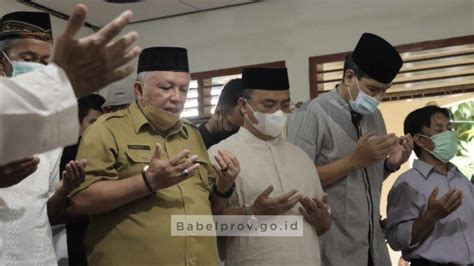 Gubernur Bertakziah Dan Salatkan Jenazah Ibunda Dirjen Minerba