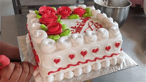 Diseño de pastel cuadrado con flores Pastel de cumpleaños con rosas