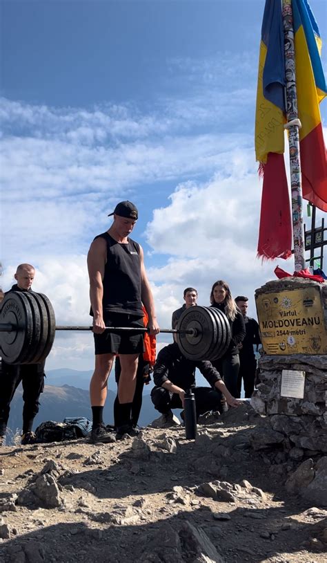 Un grup de sportivi amatori din Cluj a dus o halteră de 100 de