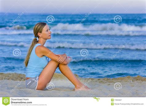 Menina Que Senta Se Na Areia Branca Na Praia Imagem De Stock Imagem