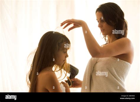 Madre e hija de ocho años juntos Fotografía de stock Alamy