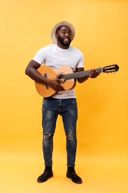 Guitarrista diseñado retro afroamericano hermoso que toca la guitarra