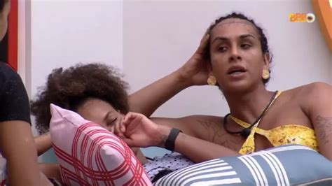 Linn Da Quebrada Pede Para Jessi Ensinar O Alfabeto Em Libras V Rgula