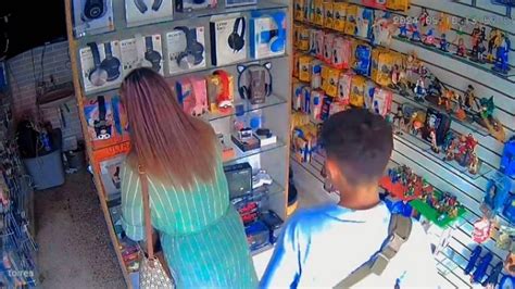 Video Captan A Mujer Robando Aud Fonos Frente A Su Hijo En Atizap N N