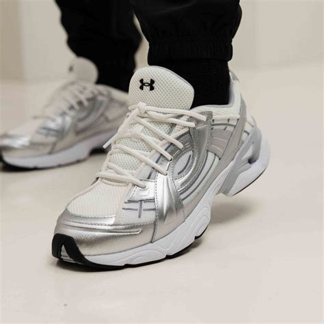bekijk alle  armour ua sola sneakers snrkickz