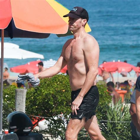 Chris Martin Curte Praia No Rio De Janeiro E Exibe Corpo Definido