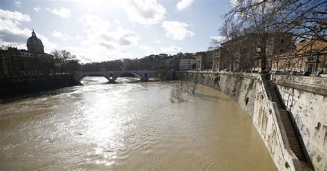 Roma Trovato Cadavere Nel Tevere L Uomo Che Si Era Buttato