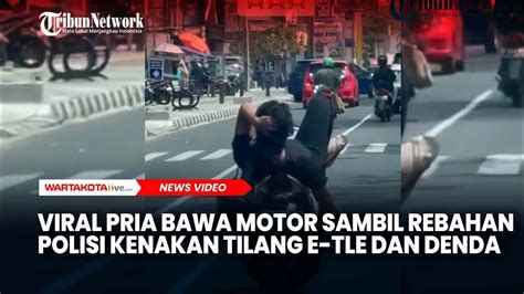 Viral Pria Bawa Motor Sambil Rebahan Di Margonda Depok Polisi Kenakan