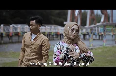 Lirik Lagu Hanya Insan Biasa - Yollanda dan Arief