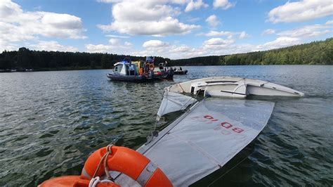 Kolejna wywrotka żaglówki na Zalewie Koronowskim Żeglarzom nic się nie