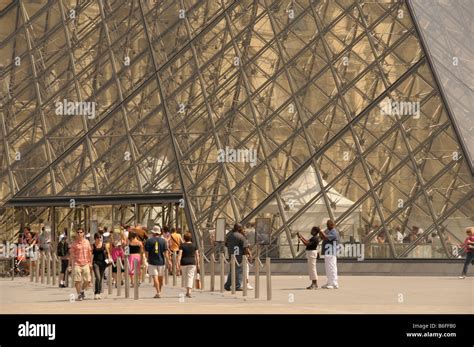 Glaspyramide Des Louvre Hi Res Stock Photography And Images Alamy