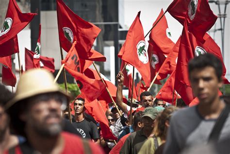 Mst Movimento Dos Trabalhadores Sem Terra Faz Manifestação Na Avenida