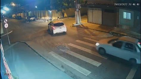 VÍDEO mostra criminosos roubando carro na porta de casa em Cruz das