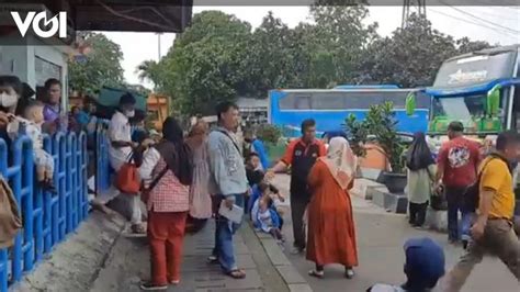 Penumpang Bus Akap Tiba Di Jakarta Melalui Terminal Kampung Rambutan