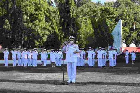 Danlantamal VIII Ziarah Dan Tabur Bunga Di TMP Peringati HUT Ke 77 TNI