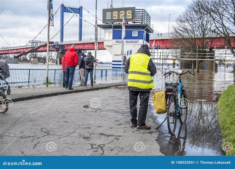 Duisburg Alemanha De Janeiro De Bicycle O Motorista