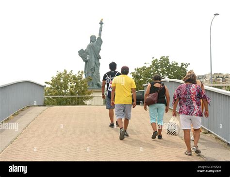 Paris France August 28 2019 A People On Near The Statue Of Liberty