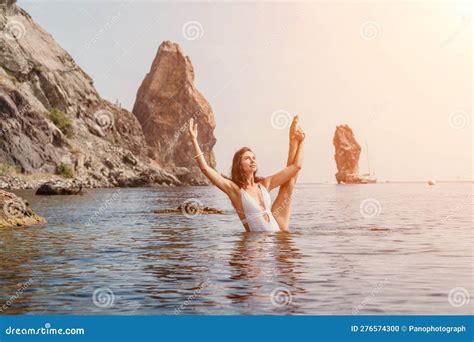 Fitness De Mar Femenino Mujer Feliz Con Un Bikini Blanco Haciendo